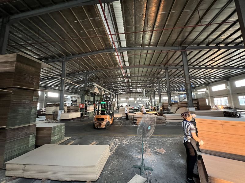 Dongguan Lingfeng Wood Industry Co., Ltd. lini produksi pabrikan